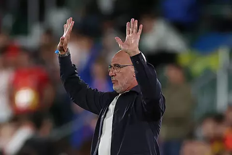 تفصله مباراة واحدة.. دي لا فوينتي يطارد أطول سلسلة لا هزيمة في تاريخ إسبانيا